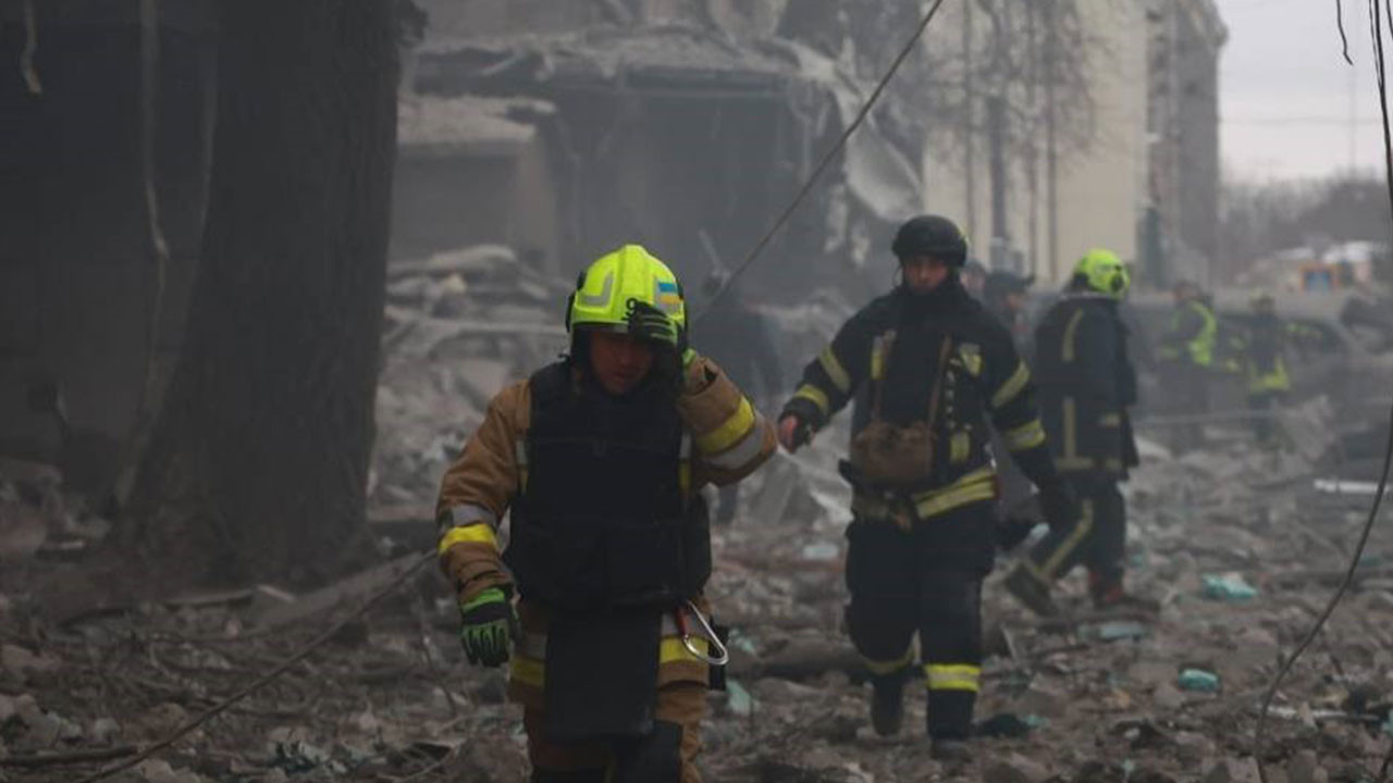 Rusya, Harkov'da 5 katlı binayı vurdu: Onlarca yaralı var