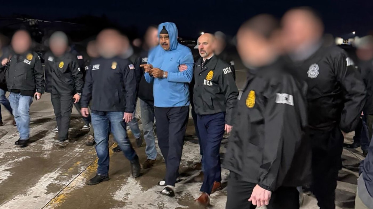 ABD'ye götürülen Maduro'dan yeni görüntüler : Elleri kelepçeli ayağında terlik