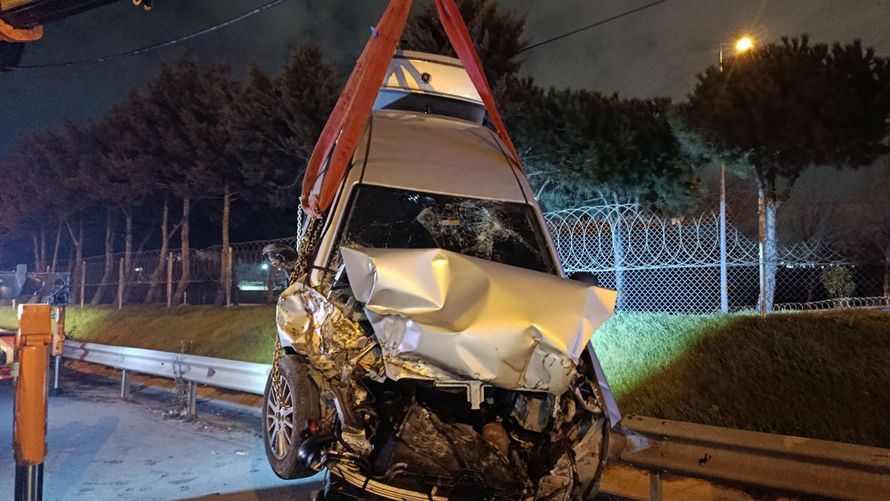 TEM Otoyolu'nda kamyonete çarpan otomobil bariyerlere çıktı: 2 yaralı