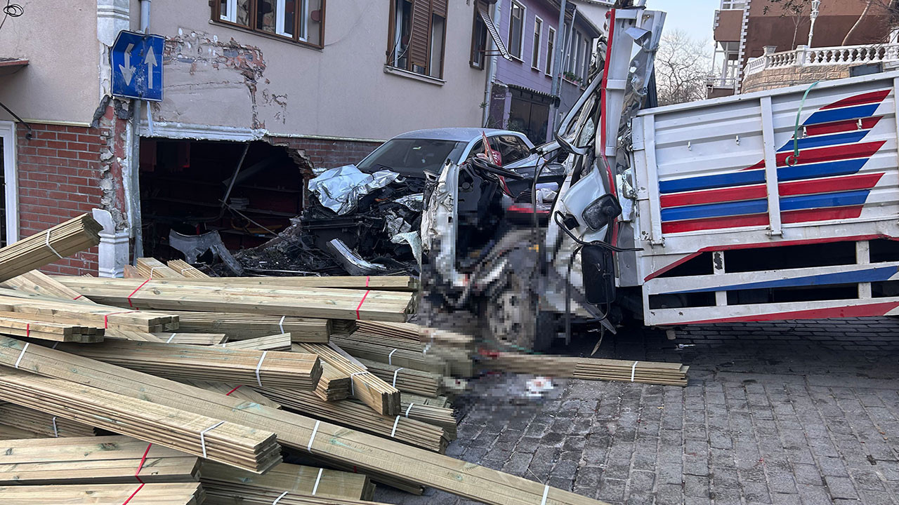Beykoz'da feci kaza: Kamyon dükkana daldı, 2 kişi hayatını kaybetti