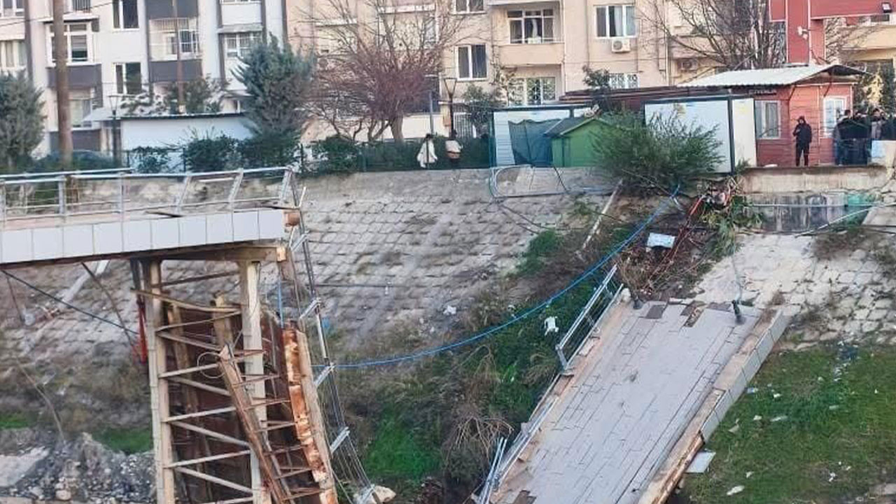 Asi Nehri üzerindeki yaya köprüsü çöktü