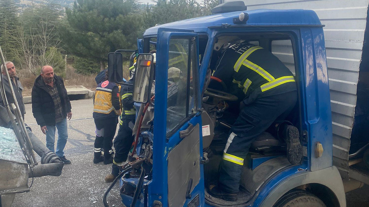 Isparta'da kamyonet ile mikser çarpıştı: 1 yaralı