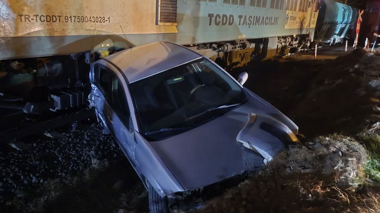 Osmaniye’de hemzemin geçitte tren ile otomobil çarpıştı