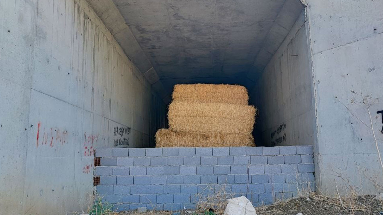 7 yıldır bitmeyen yolun köprü ayakları samanlığa döndü