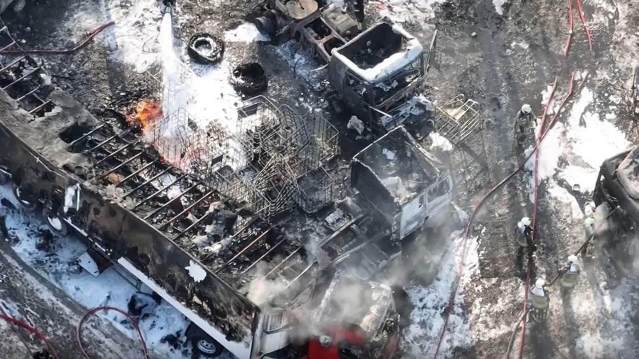 Yedieminde yangın çıktı, araçlar küle döndü