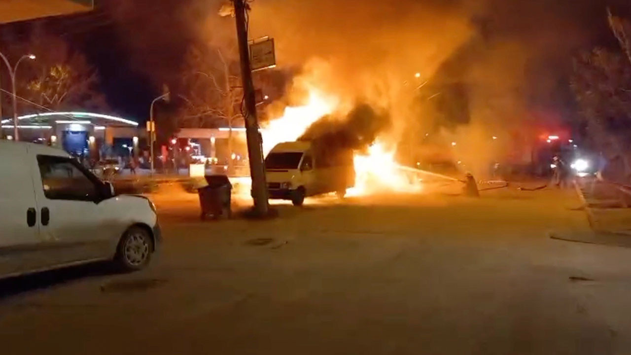 Bursa korkutan yangın: Baraka ve minibüs alev topuna döndü