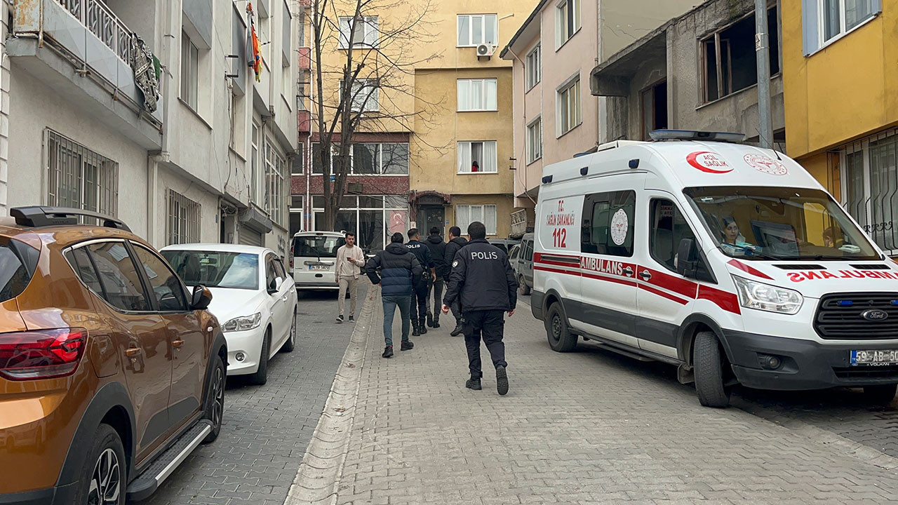 Evinde istiflediği giysi yığınlarının arasında ölü bulundu