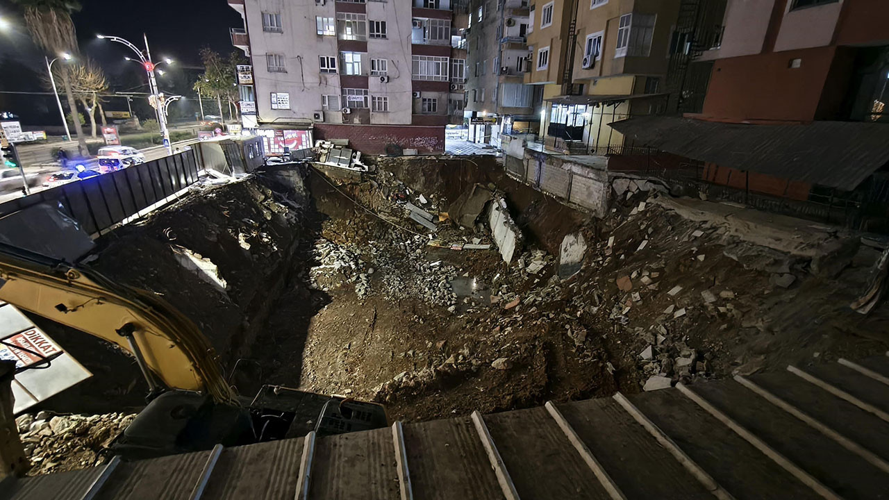 İstinat duvarı çöken binadaki vatandaşlar tahliye edildi