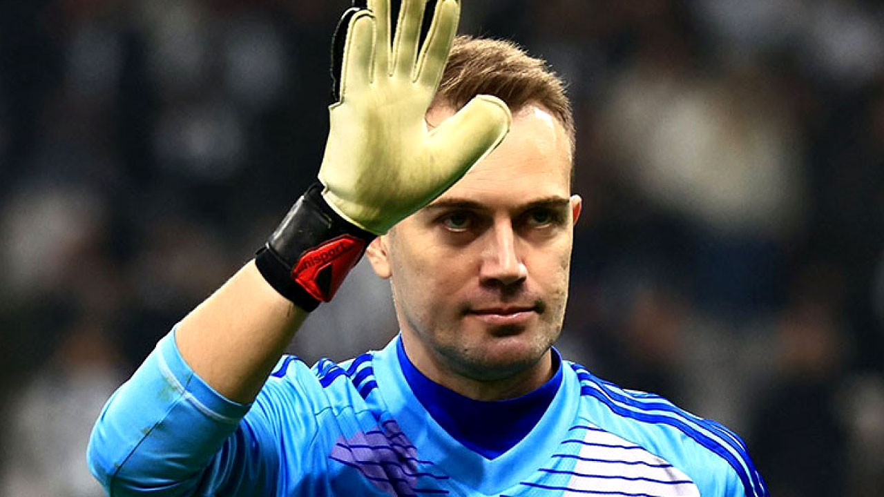 Beşiktaş'ta Mert Günok dönemi resmen bitti! Yıldız kaleci bu sözlerle veda etti