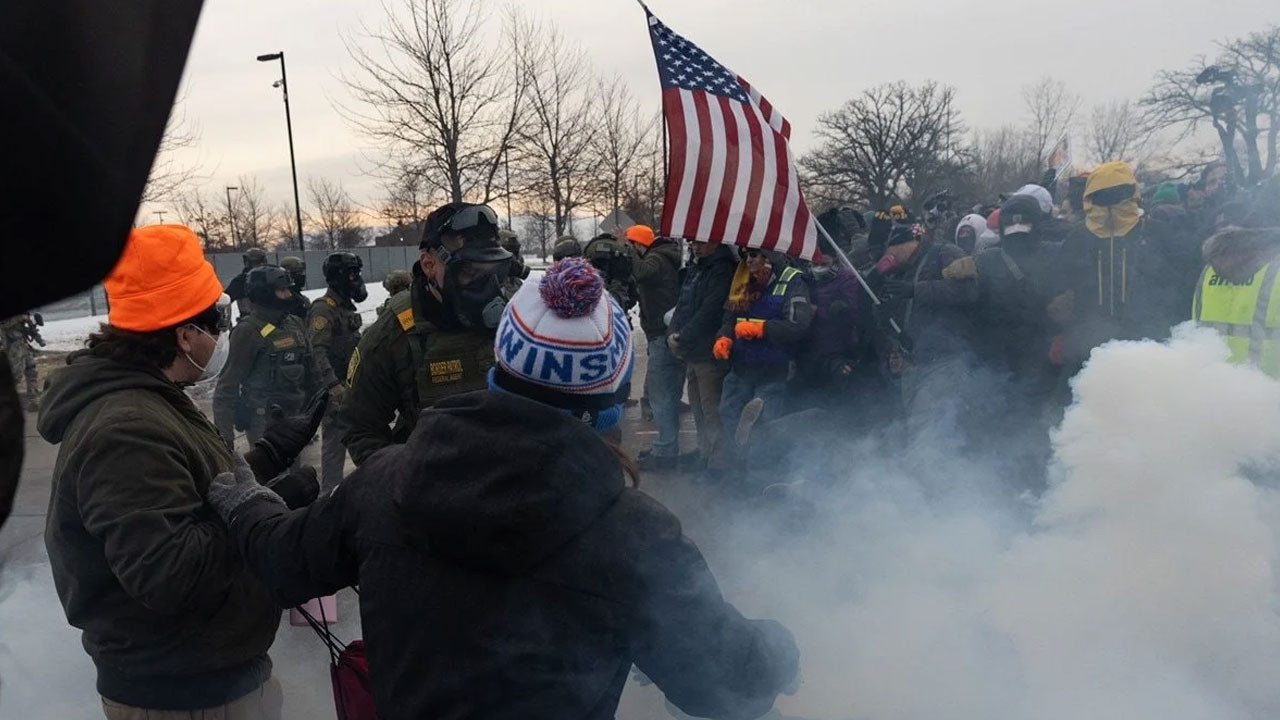 Amerika'yı karıştıran cinayetin yankıları sürüyor! Protestocular ile polis karşı karşıya geldi