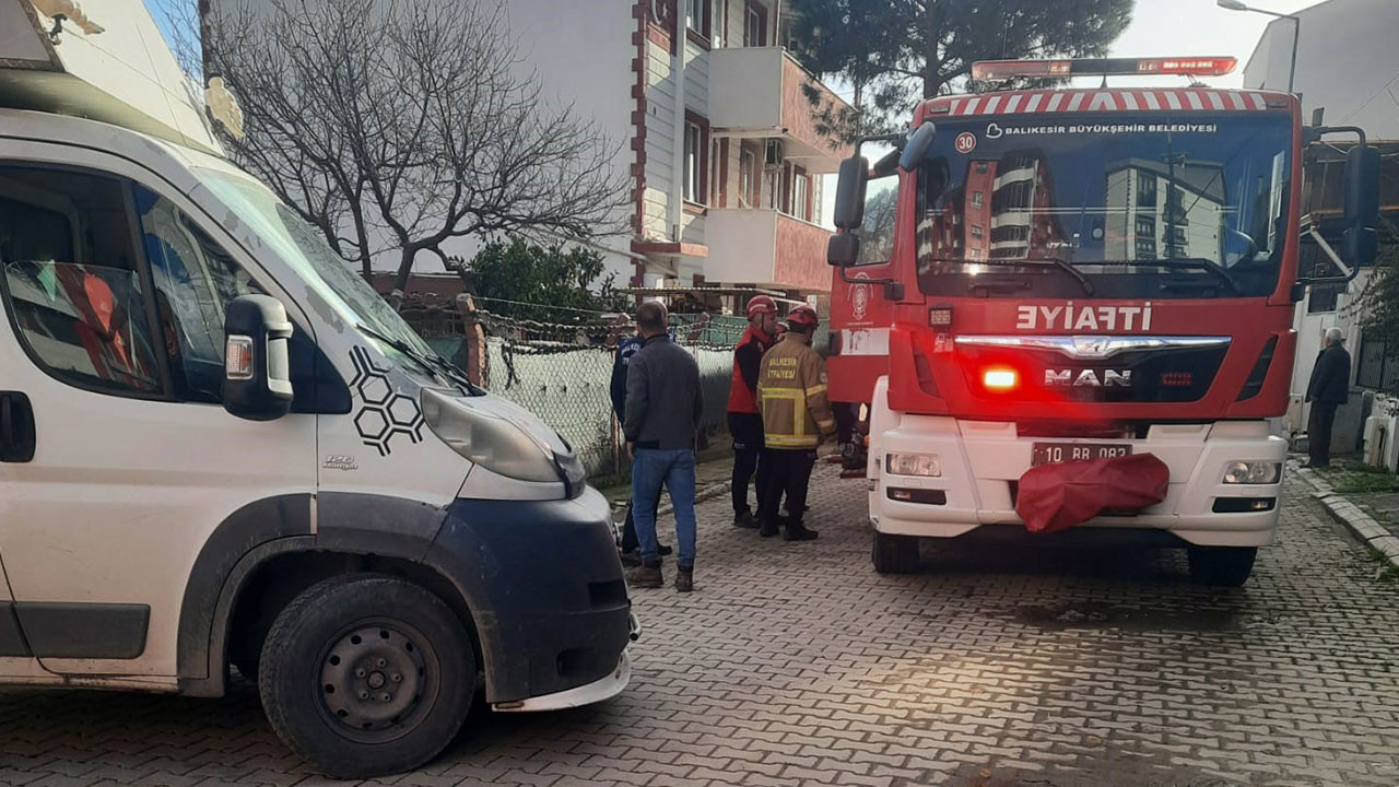 Kamyonun altında kalan vatandaşı itfaiye kurtardı