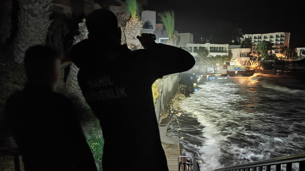 Fırtına, iskelede çalışan işçileri denize düşürdü! Ölü ve yaralılar var