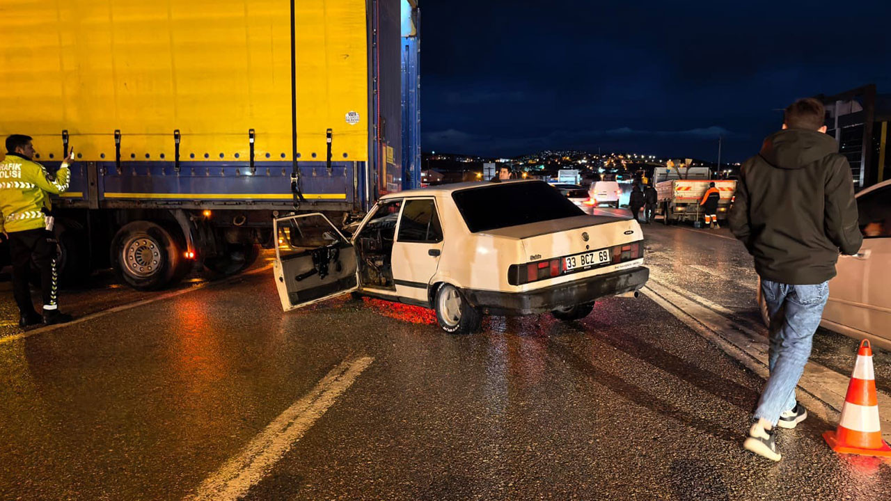 Bursa'da otomobil tıra çarptı: 1 yaralı