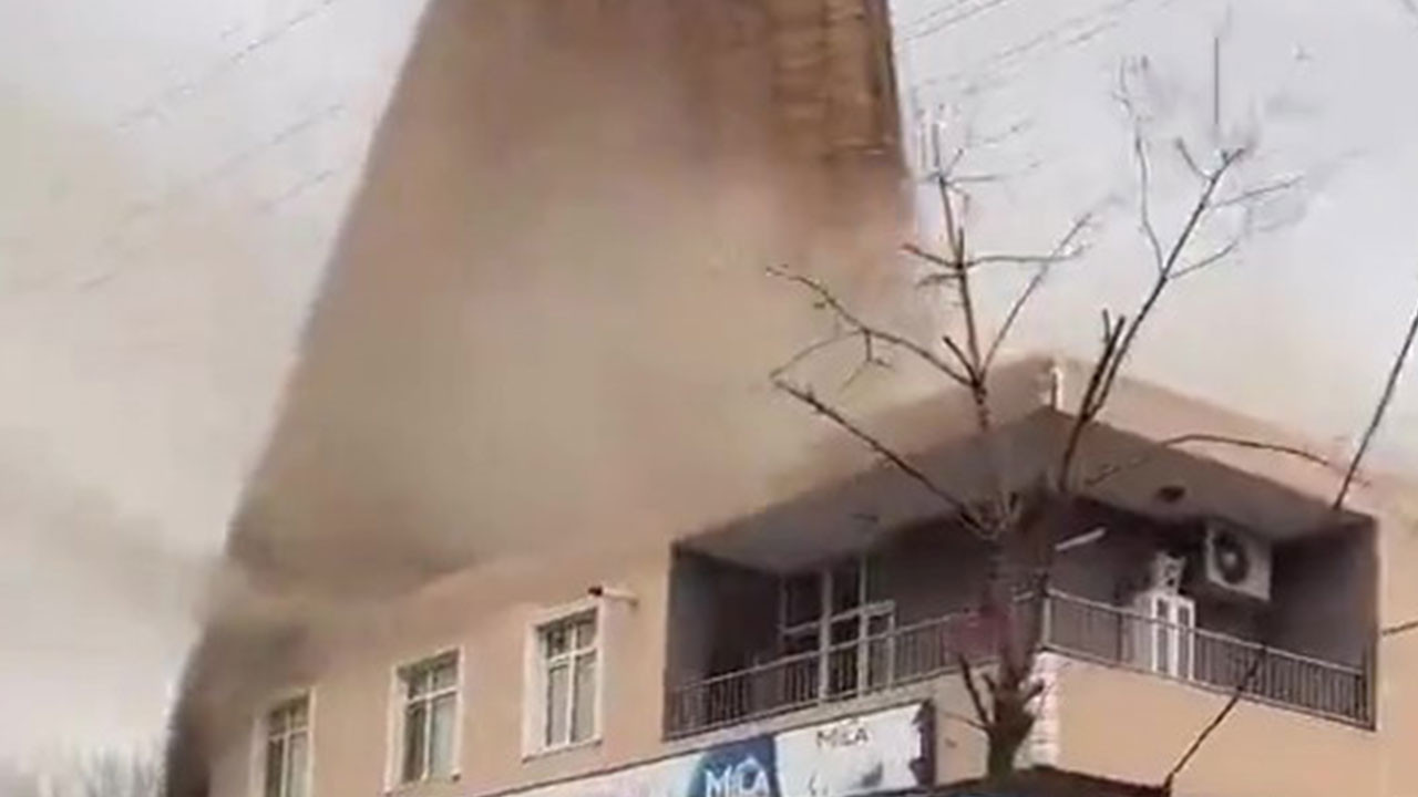 Kocaeli'yi fırtına vurdu: Evlerin çatıları uçtu, vatandaş tenteyle birlikte savruldu