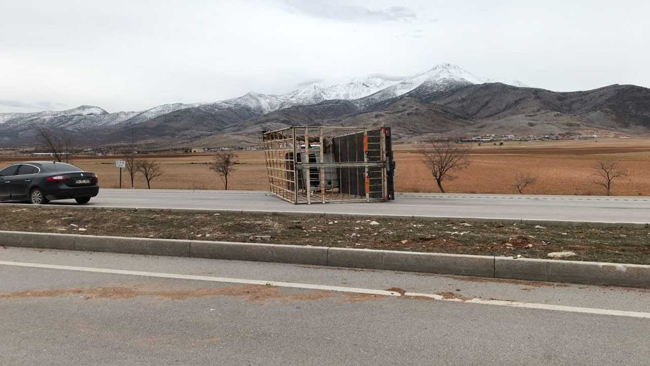 Fırtına kamyoneti devirip römorku karşı şeride fırlattı