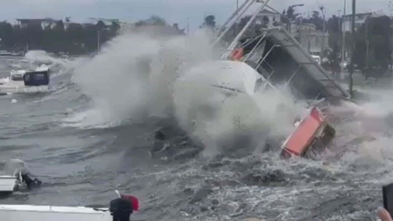 Lodos İstanbul’u vurdu! Tuzla'da deniz sahil yoluna taştı
