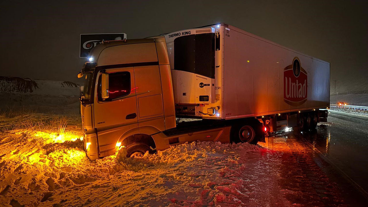 Yol buzlandı, tırlar makasladı