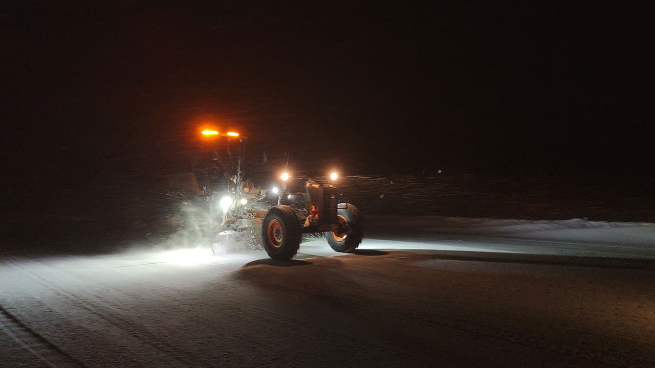 Van'da Kurubaş Geçidi'nde kar ve tipi ulaşımı olumsuz etkiliyor