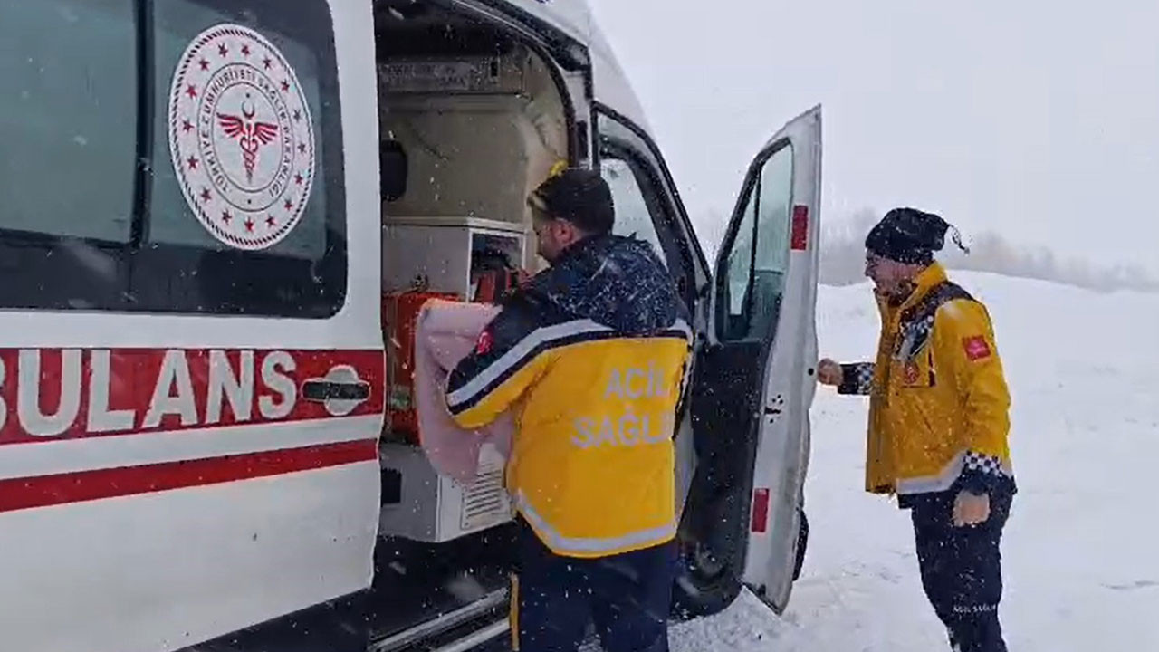 Muş’ta yolcu otobüsü kayarak yoldan çıktı