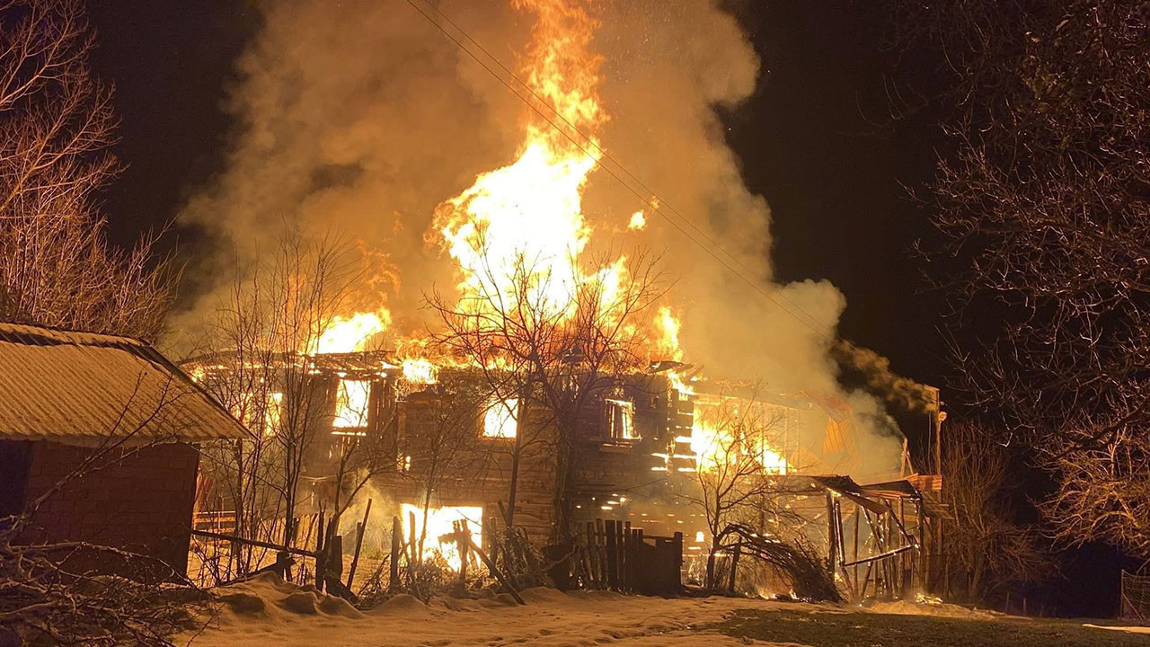 Karabük'te iki katlı ahşap ev küle döndü