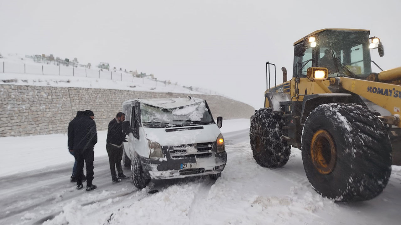Van'da yoldan çıkan minibüs kara saplandı