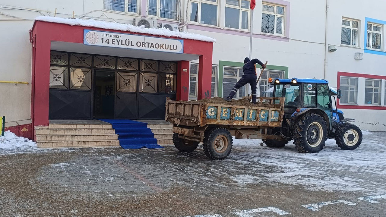 Siirt’te kar küreme ve tuzlama çalışmaları devam ediyor