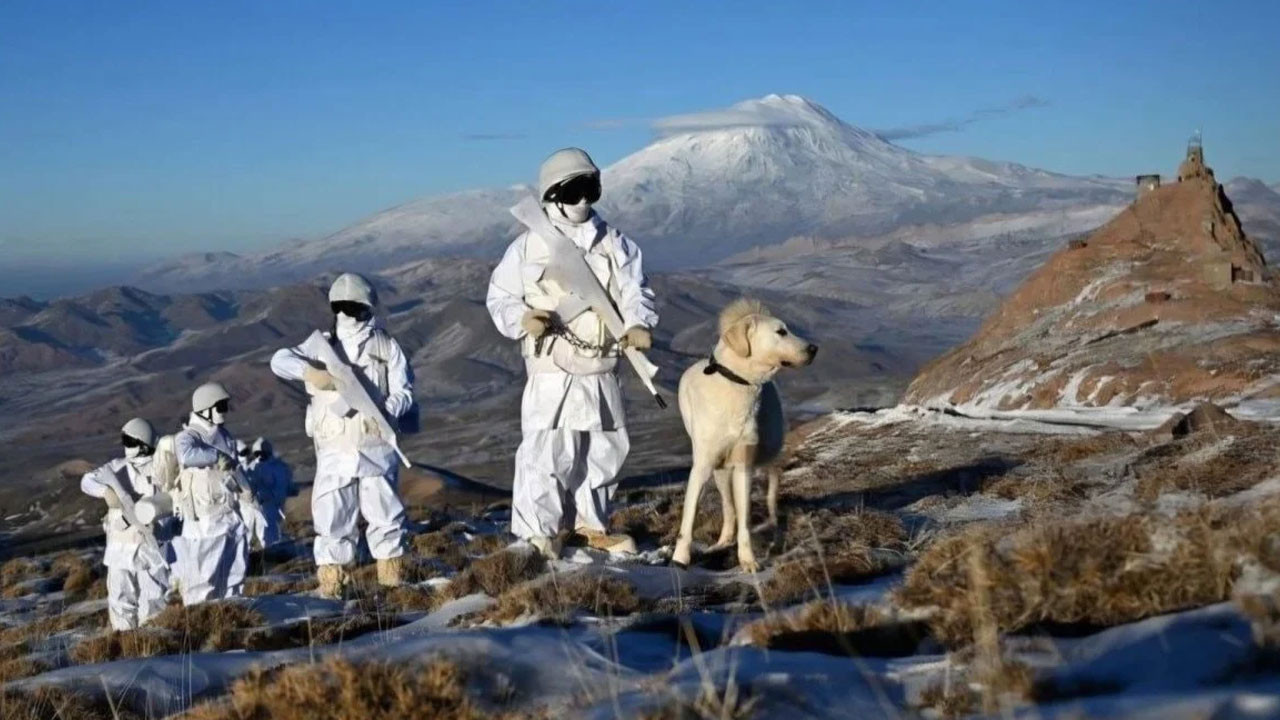 Mehmetçik kar altında hudut güvenliği için görevde