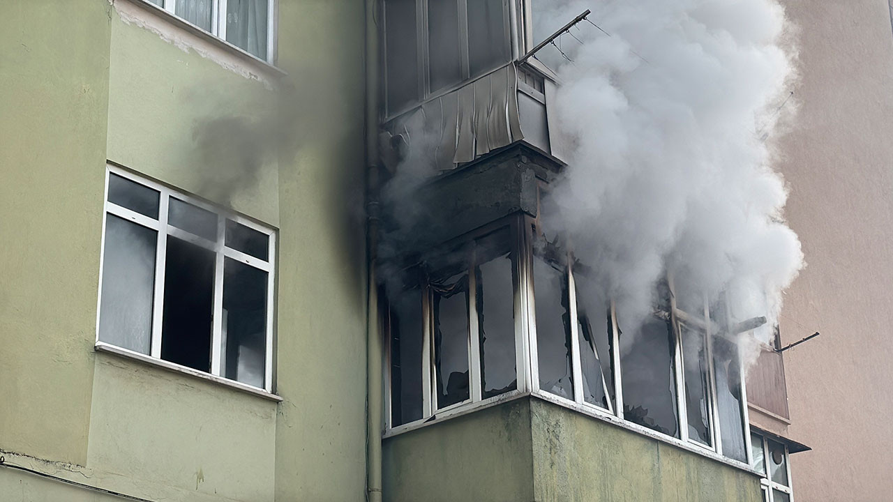 5 katlı apartmanda yangın paniği: 8 kişi itfaiye ekiplerince kurtarıldı