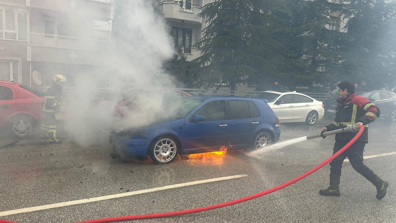 Uşak'ta seyir halindeki otomobil alev aldı