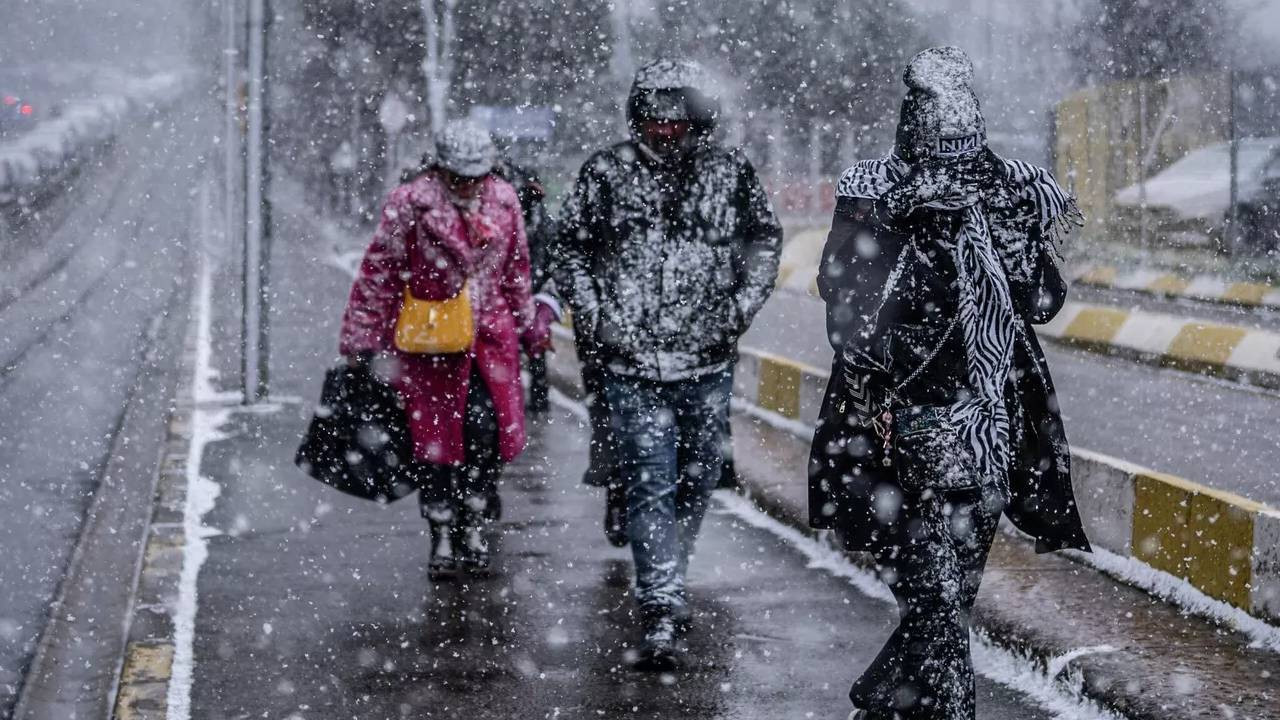 İstanbul'da kuvvetli kar yağışı alarmı: Meteoroloji ve AKOM kritik saati açıkladı