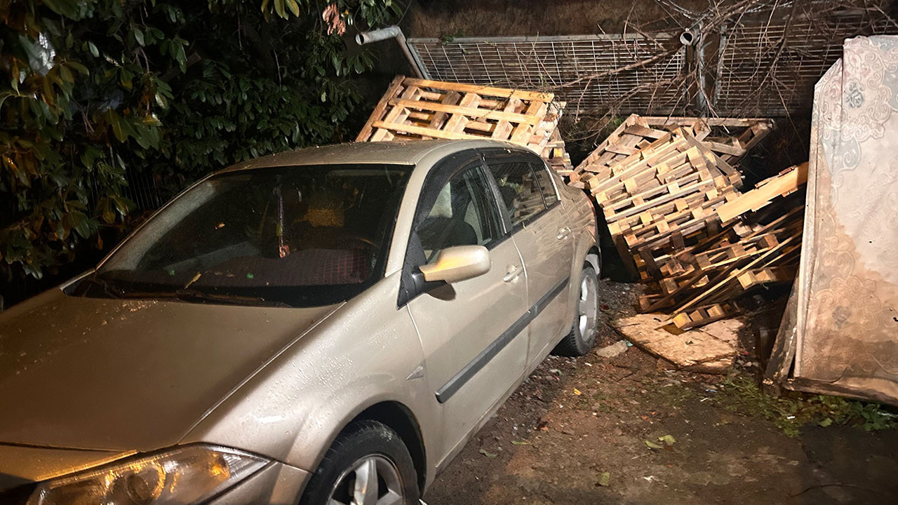 Sultanbeyli'de istinat duvarı aracın üzerine çöktü