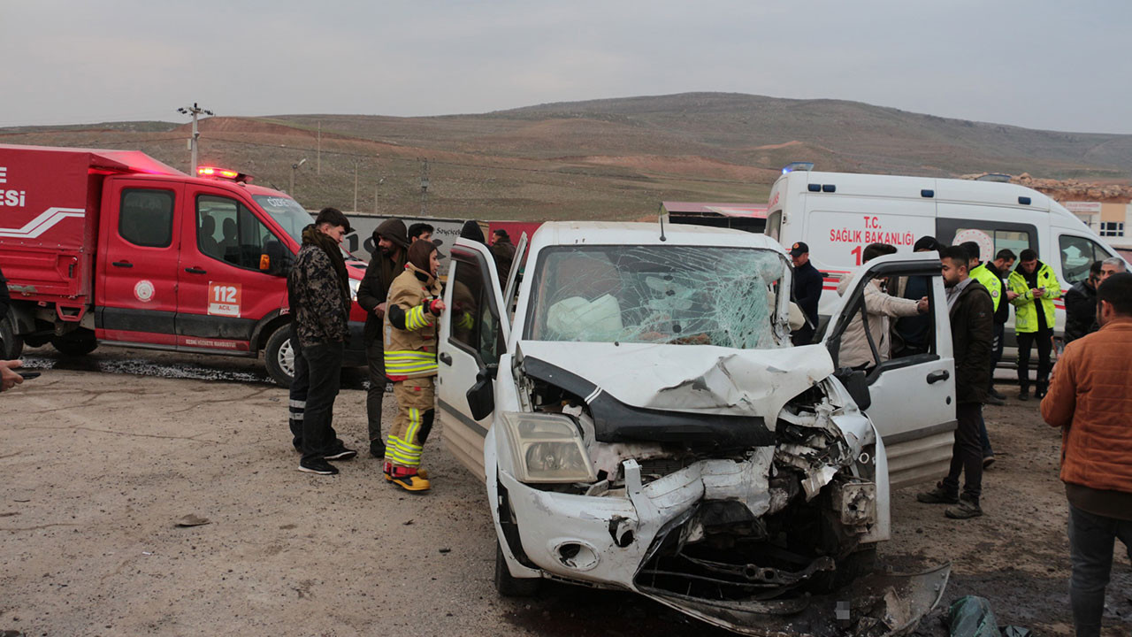Cizre'de hafif ticari araç park halindeki tırın dorsesine çarptı: 1 yaralı