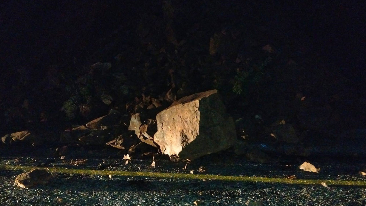 Marmaris'te toprak kayması nedeniyle yol trafiğe kapatıldı