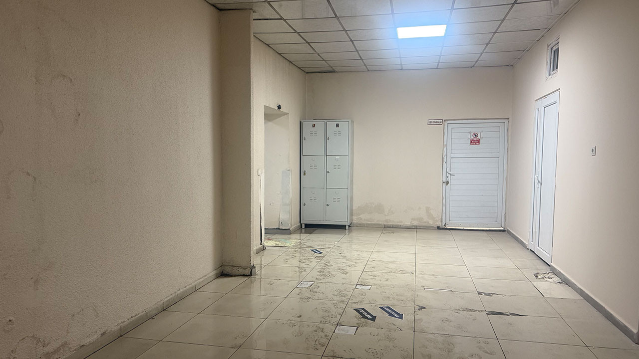 Tavanından sular akan hastanede koridorlar çamurla kaplandı