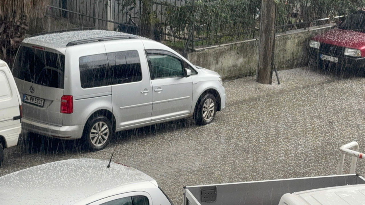 Marmaris’te dolu yağdı, kısa sürede ortalık beyaza büründü