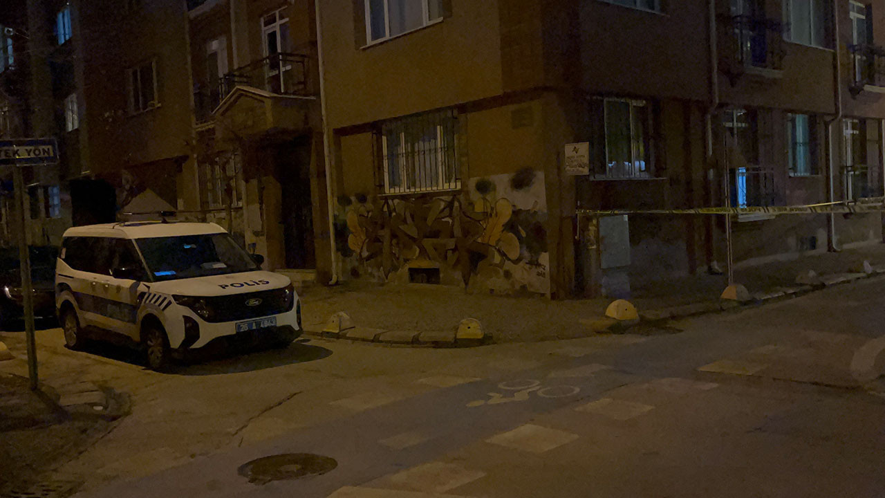 'Kız' kavgası kanlı bitti: 4 yerinden bıçaklanan genç ağır yaralandı