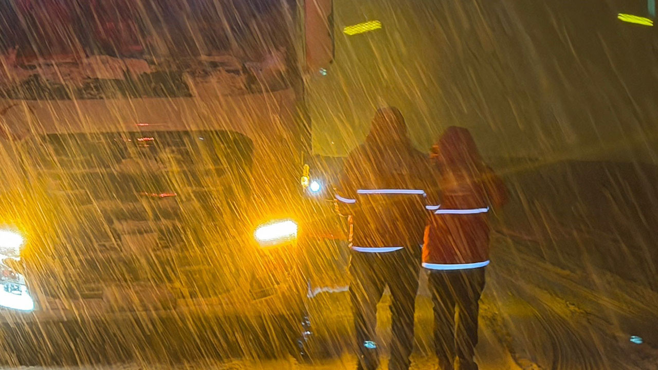 Muş’ta kar ve tipi: Yolda mahsur kalan 180 kişinin imdadına Kızılay yetişti