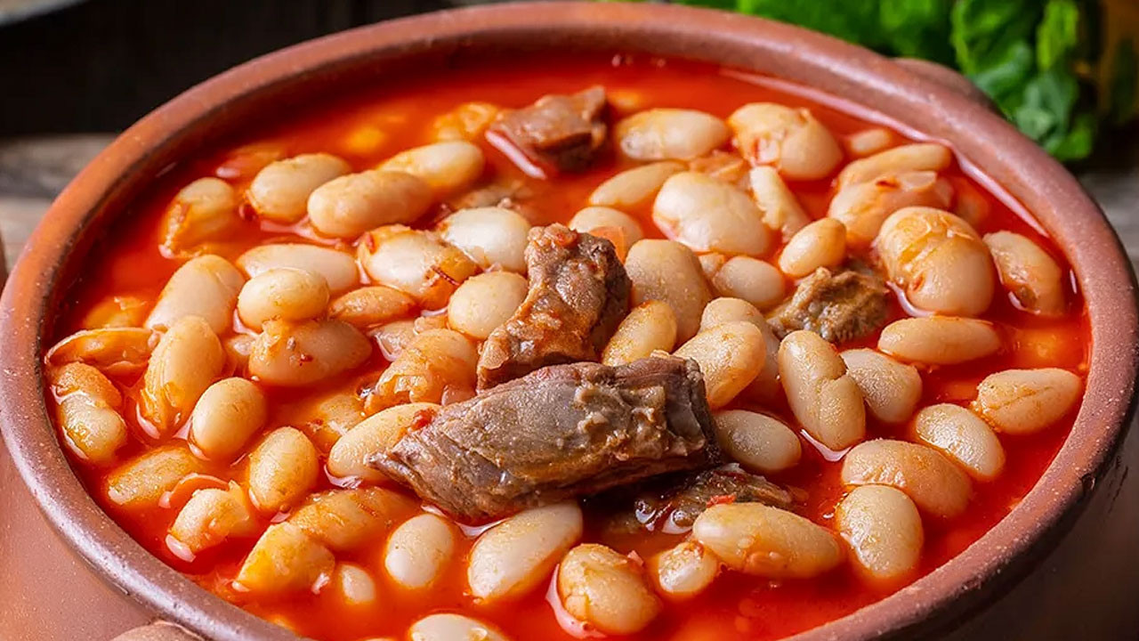 Kuru fasulyeyi yıllarca yanlış pişirmişiz! 30 yıllık aşçıların gizli sırrı ortaya çıktı