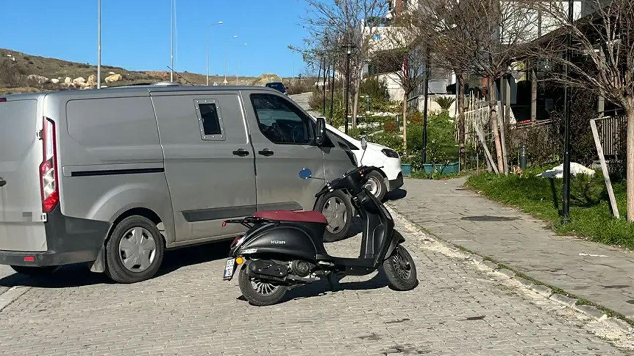 İzmir'de banka aracını soydular! Güvenlikleri kelepçeleyip 30 torba para çaldılar
