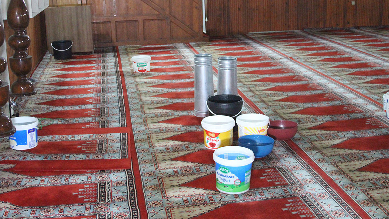 Çatısı akan 201 yıllık camide kovalı önlem