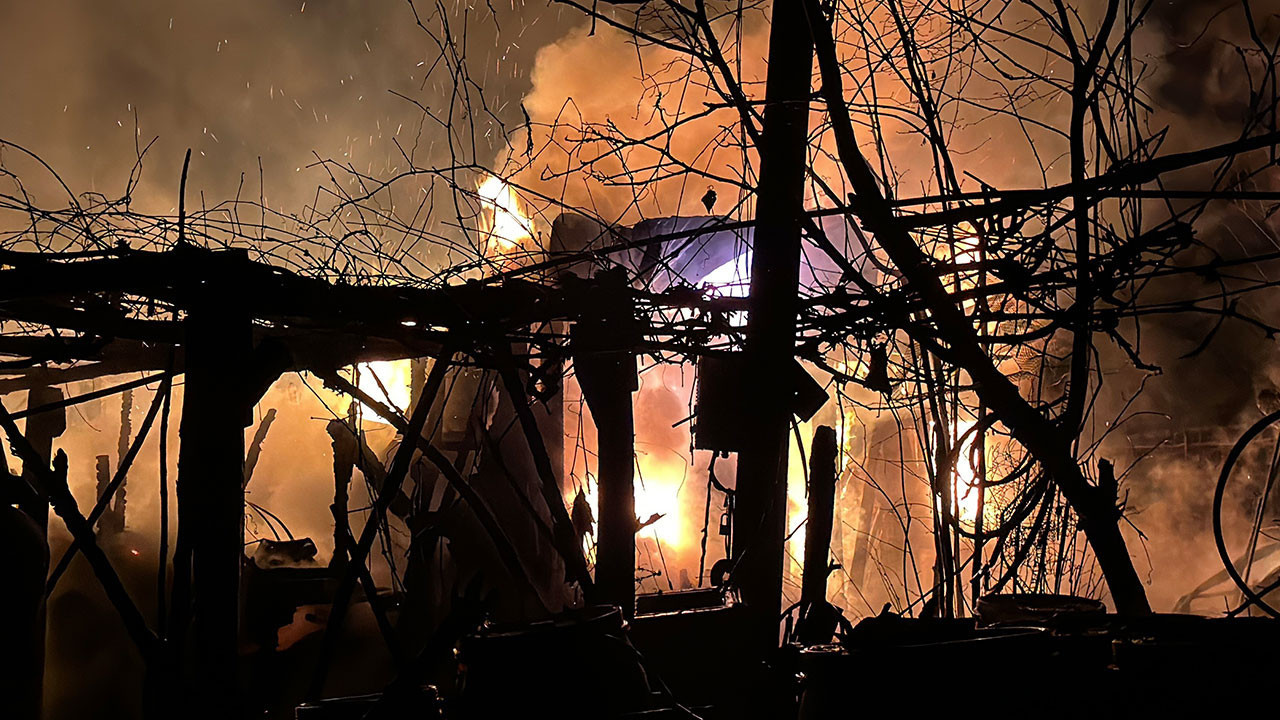 Ardiye yangını eve sıçramadan söndürüldü