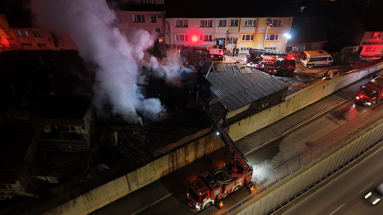 Ahşap dolu depoda çıkan yangın kontrol altına alındı