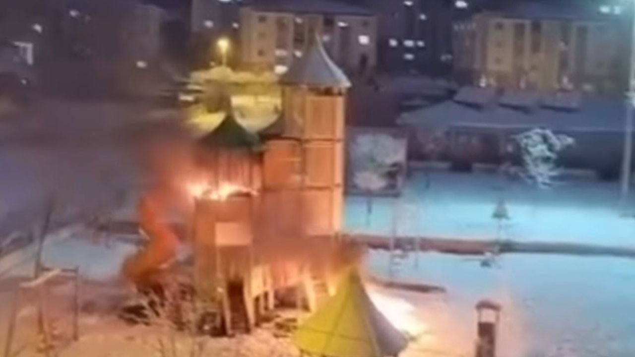 Van'da çocuk parkını yaktılar