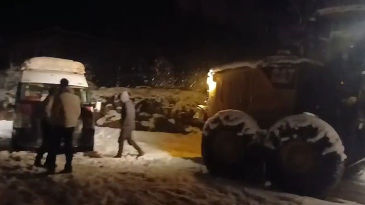Batman’da köy yolunda mahsur kalan 10 kişi kurtarıldı