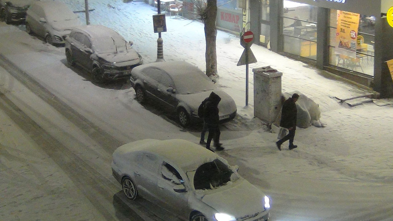 Kars’ta kar ve tipiden göz gözü görmüyor