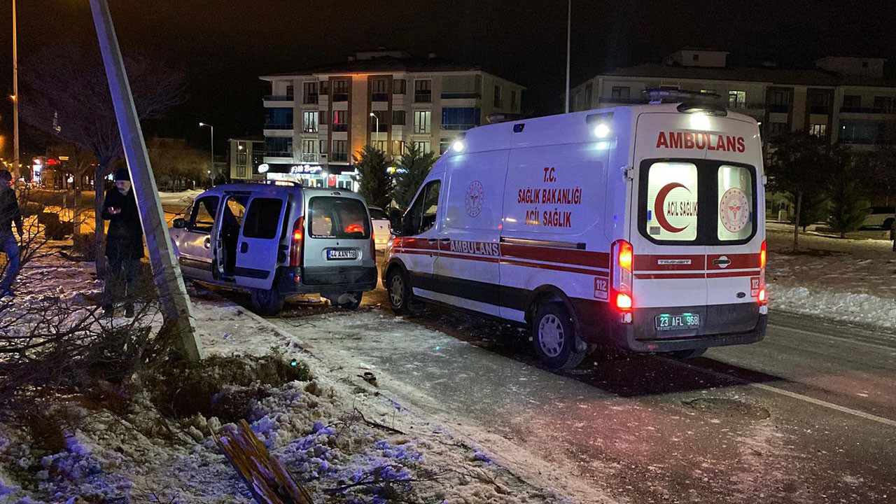 Hafif ticari araç direğe çarptı: 1'i ağır 4 yaralı