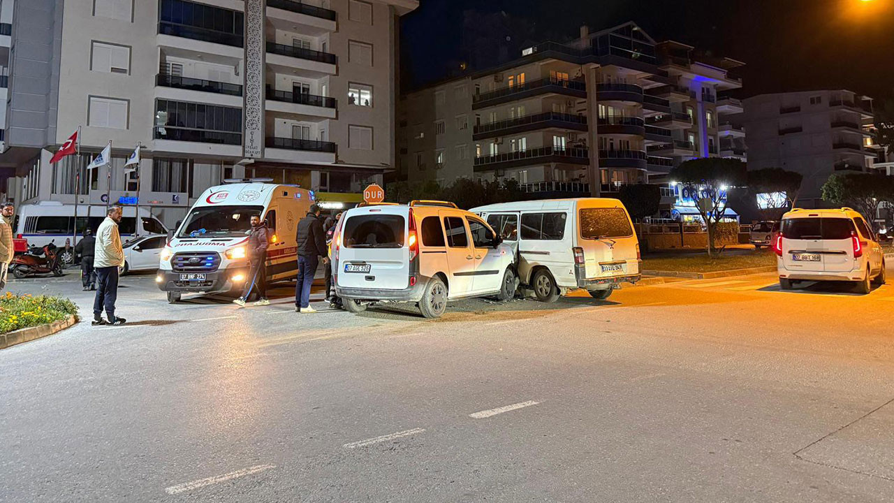 Gazipaşa’da iki kamyonet çarpıştı: 1 yaralı