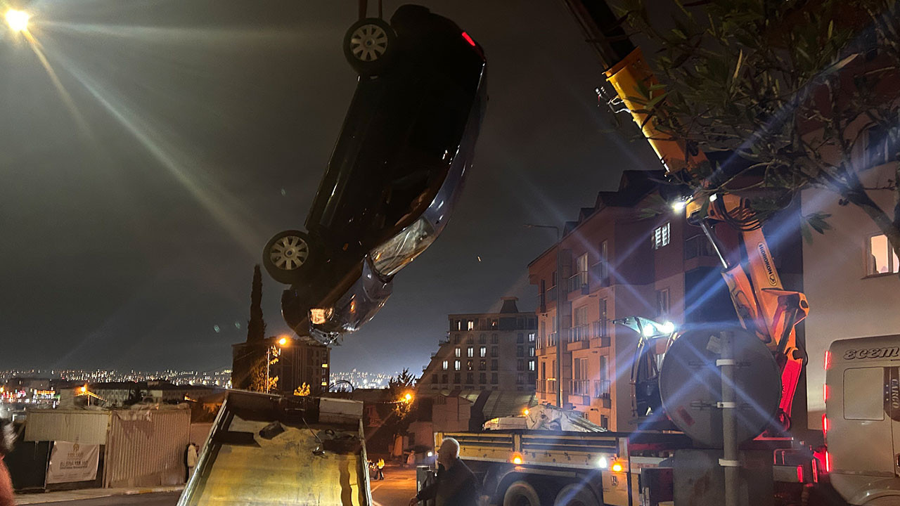 Pendik'te otomobil apartman bahçesine uçtu: 2 yaralı