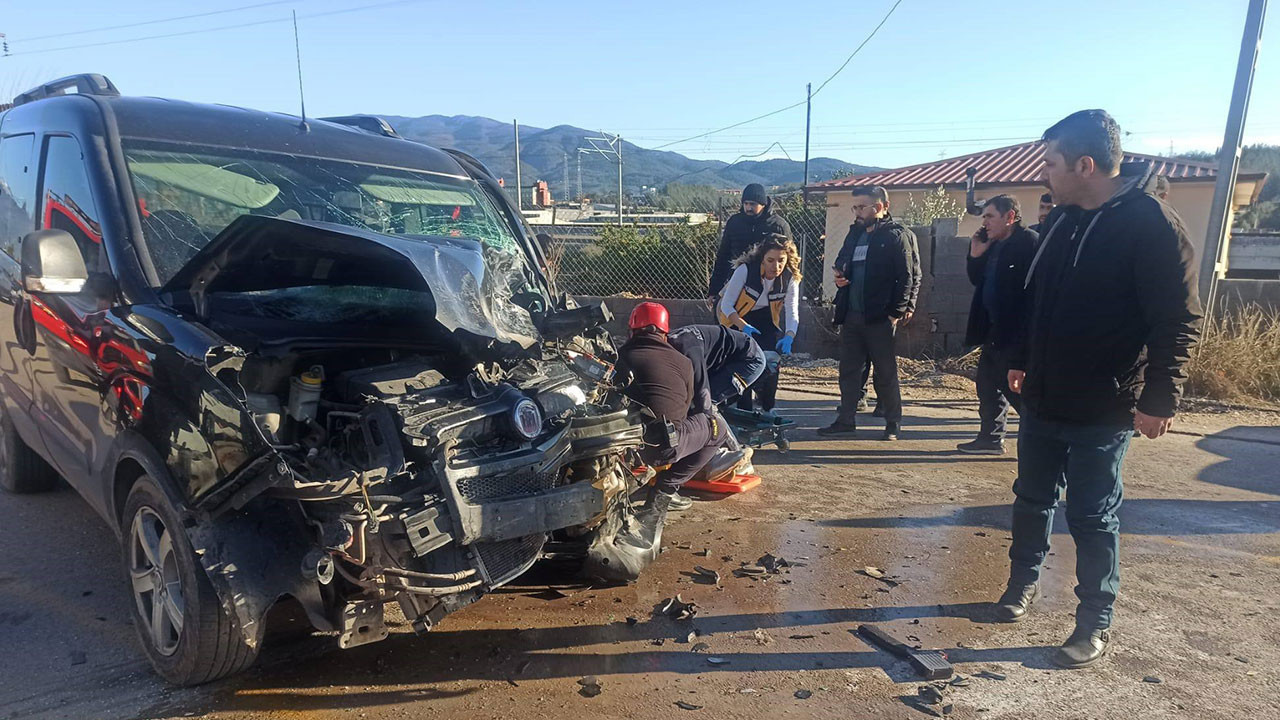 Osmaniye’de servis minibüsü ile hafif ticari araç çarpıştı