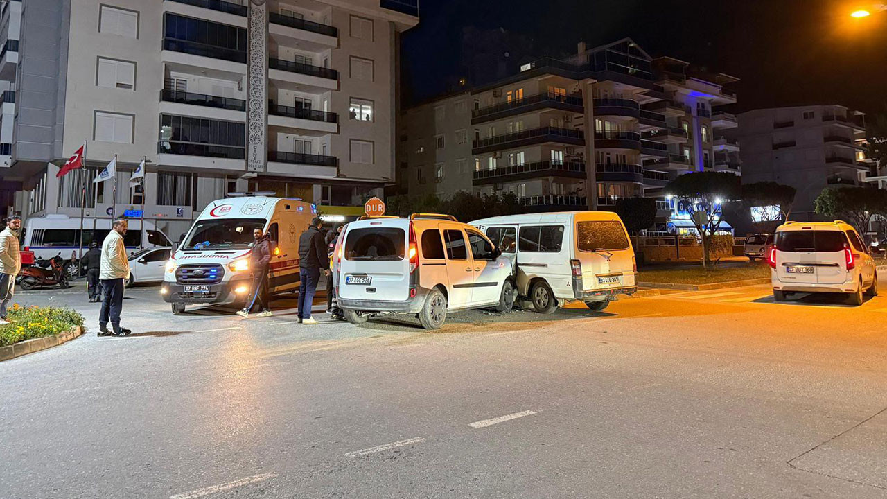 Gazipaşa’da iki kamyonet çarpıştı: 1 yaralı